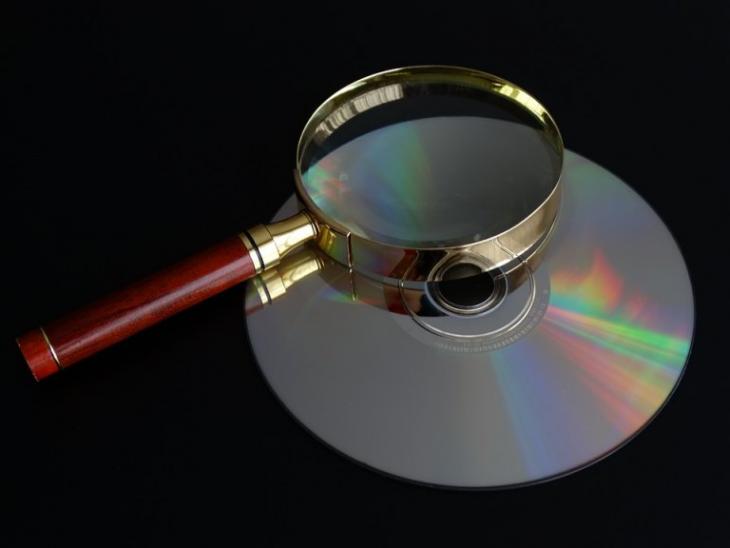 Förstoringsglas över en CD-skiva